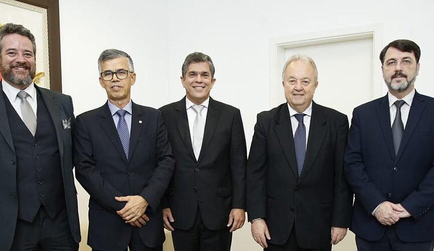 Da esquerda para direita: Davi Charles Gomes, José Inácio Ramos, Marco Tullio de Castro Vasconcelos, José Francisco Hintze Júnior e Mauro Meister.