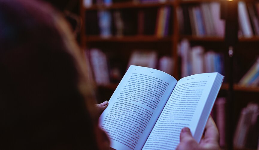 Foto de um livro aberto