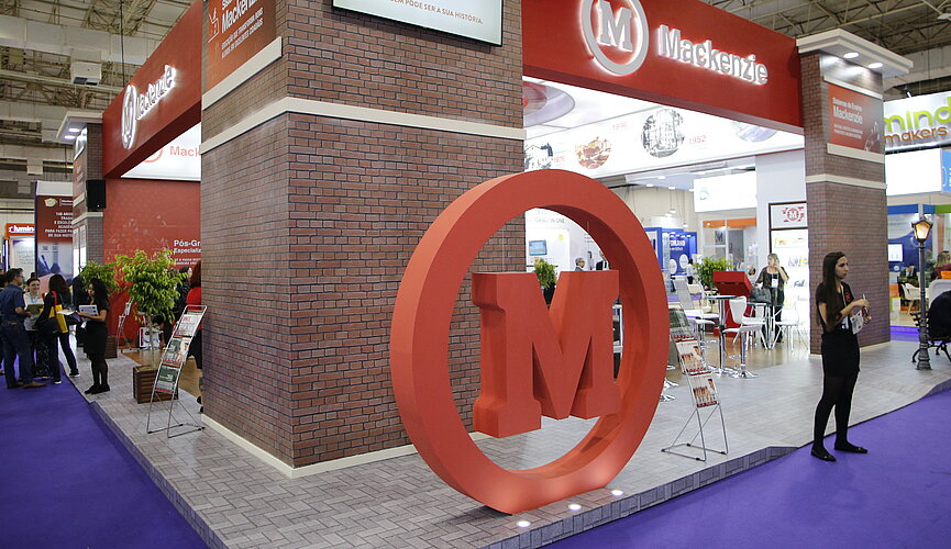 Vista de frente do estande do Mackenzie na feira