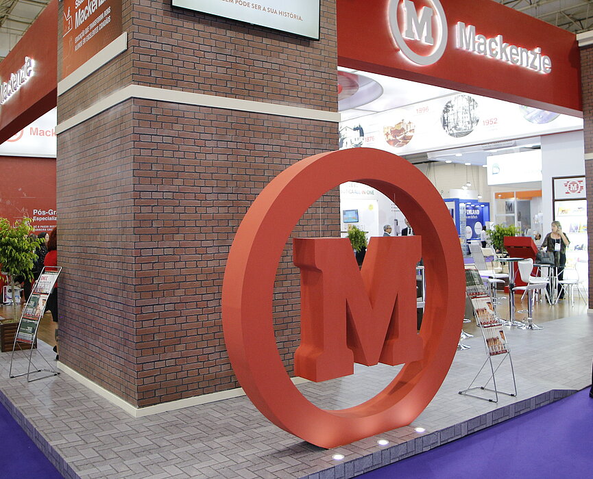 Vista de frente do estande do Mackenzie na feira