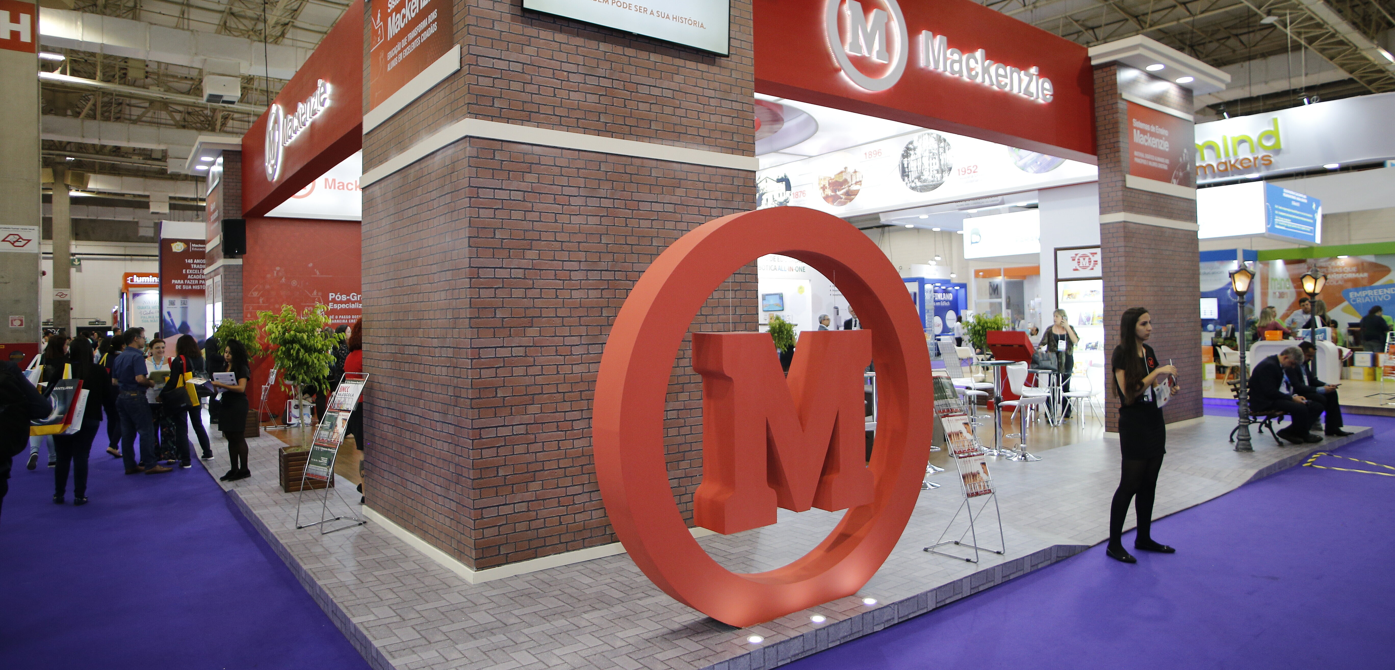 Vista de frente do estande do Mackenzie na feira