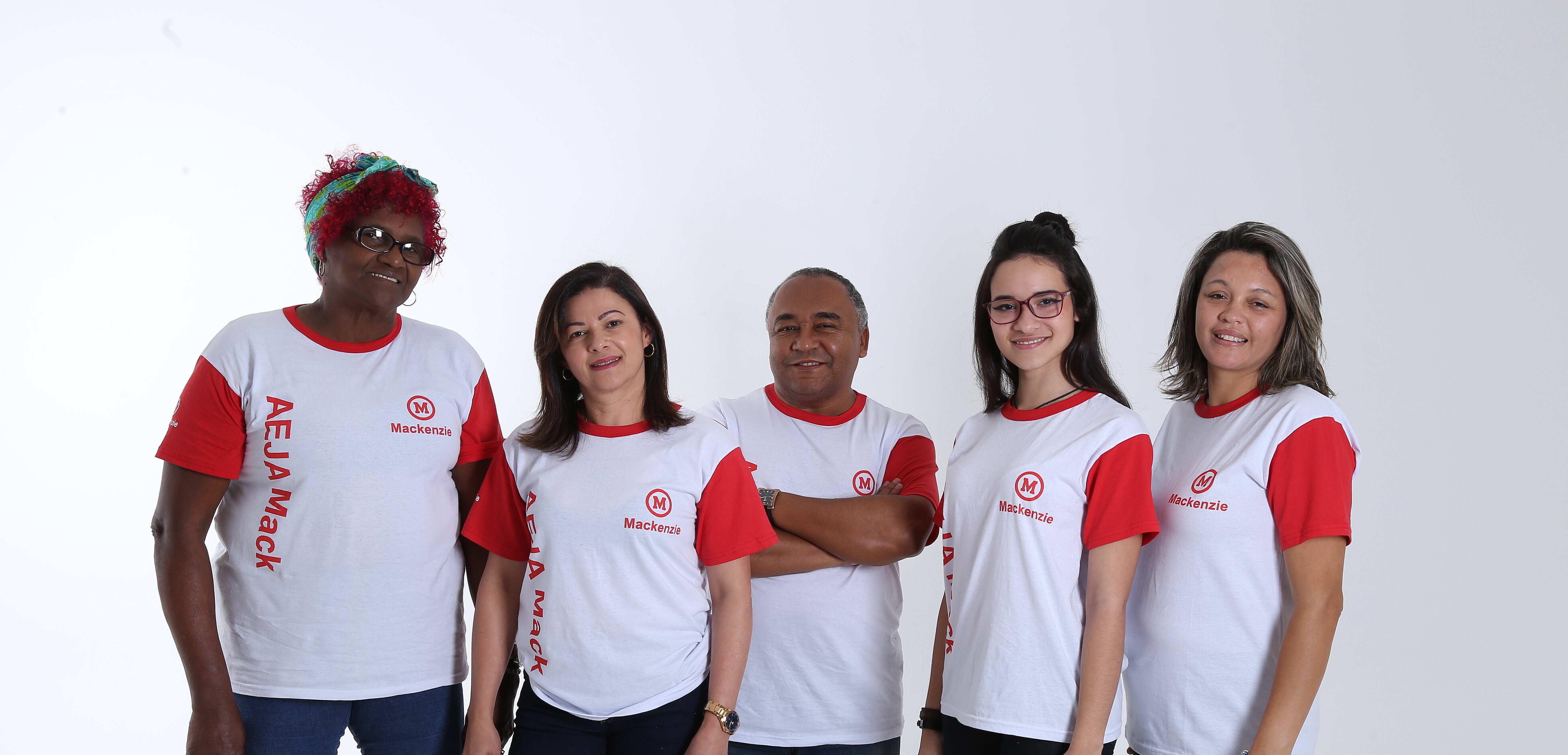 Cinco alunos do AEJA Mackenzie juntos, um do lado do outro.