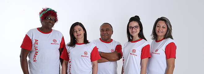 Cinco alunos do AEJA Mackenzie juntos, um do lado do outro.