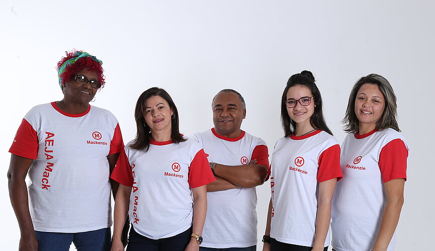 Cinco alunos do AEJA Mackenzie juntos, um do lado do outro.