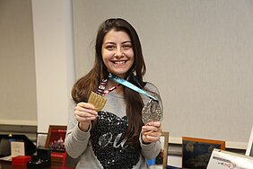 Júlia mostrando medalhas