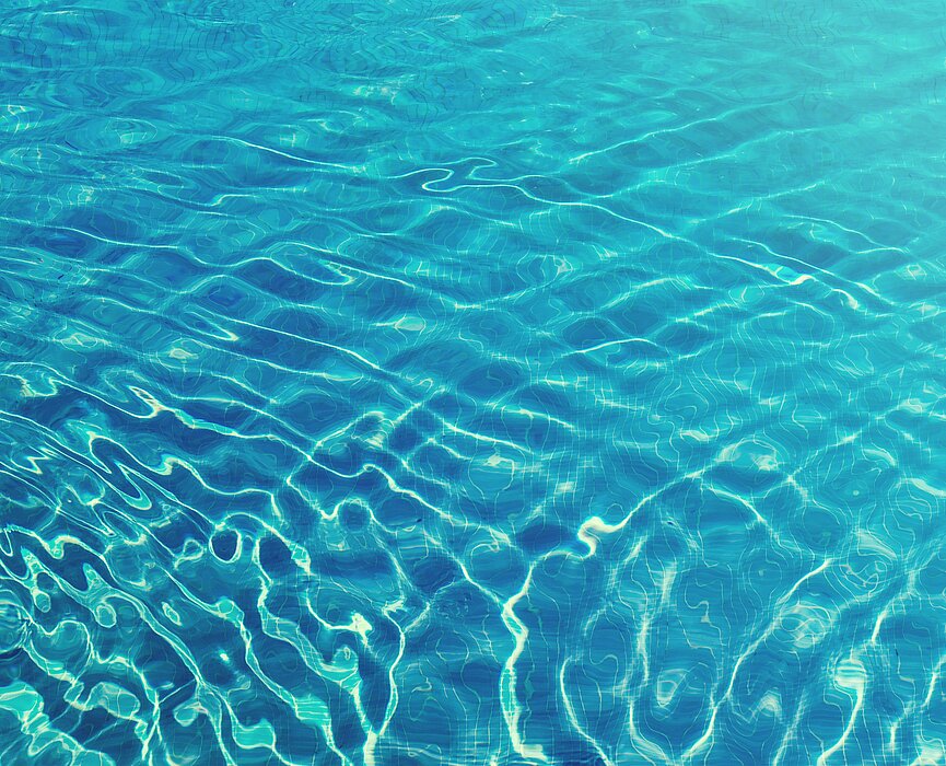imagem de água de piscina azul
