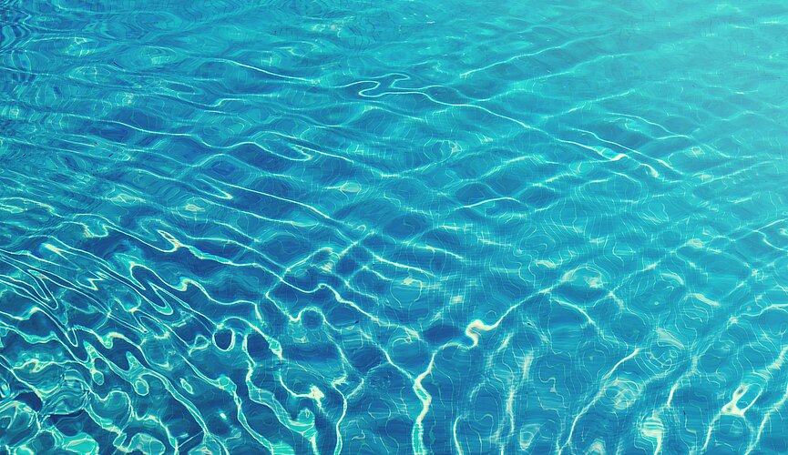imagem de água de piscina azul