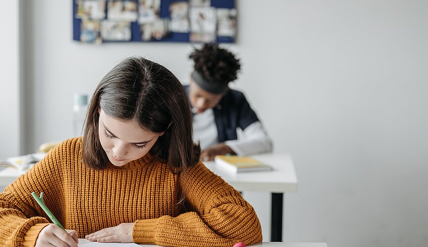 alunos realizando avaliações na escola. 