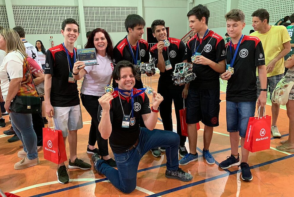 grupo de jovens exibindo medalha