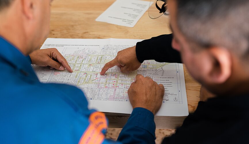 Engenheiros discutindo projeto 