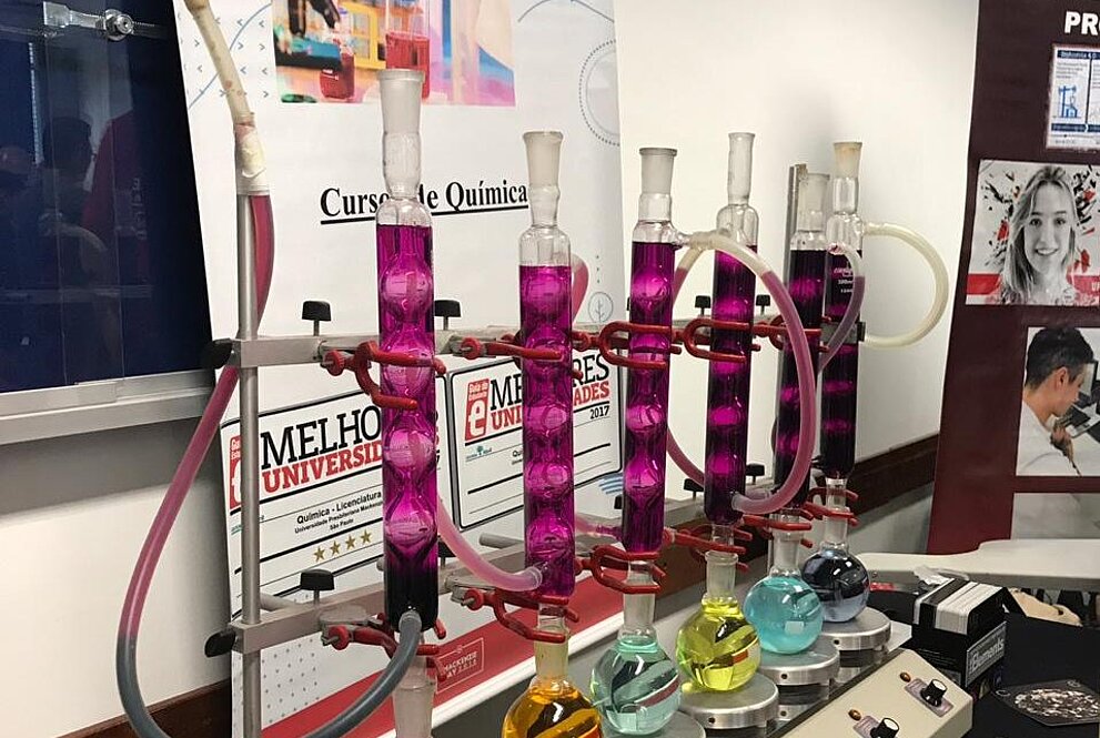 aparatos do laboratório de Química com líquidos em diversas cores