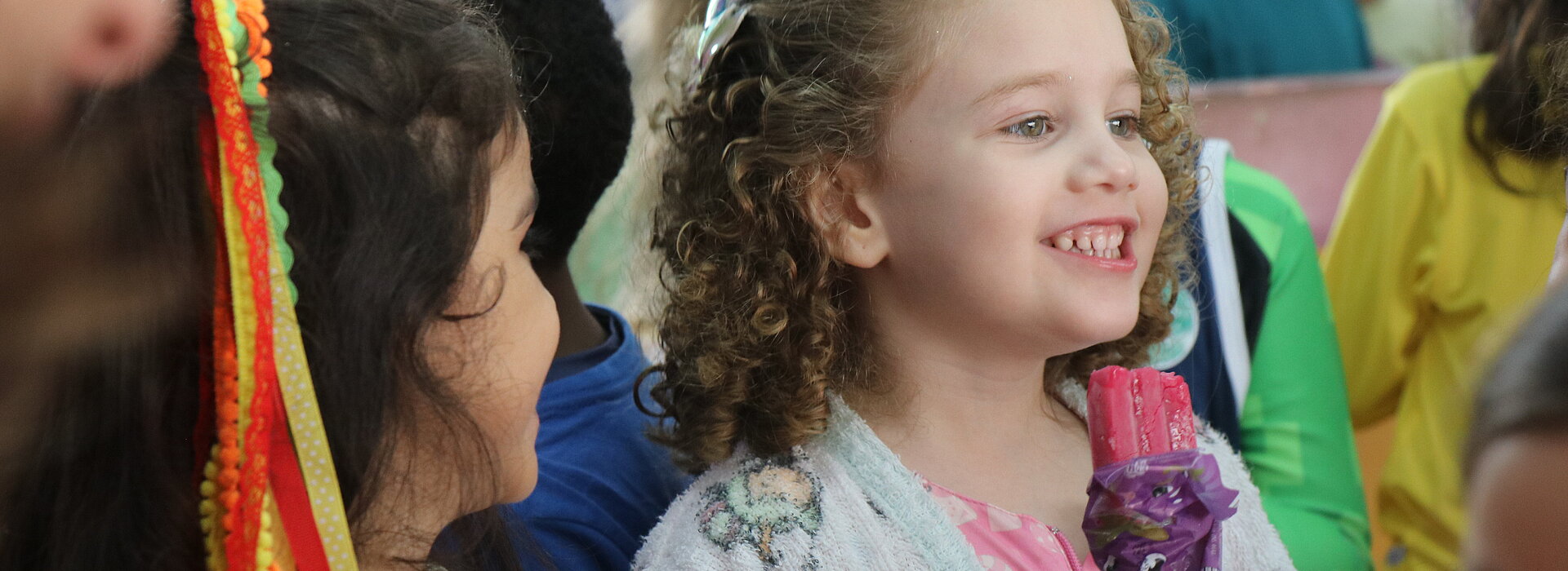 Mackenzie Agnes promove Ice Cream Day e reforça vivência bilíngue na