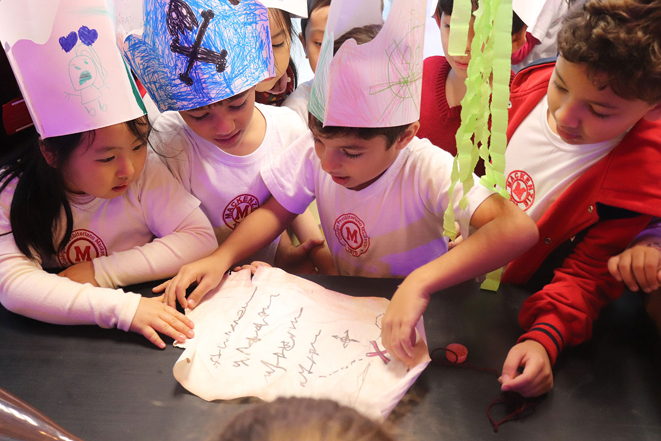 Imagem ilustrativa: crianças em atividades lúdicas