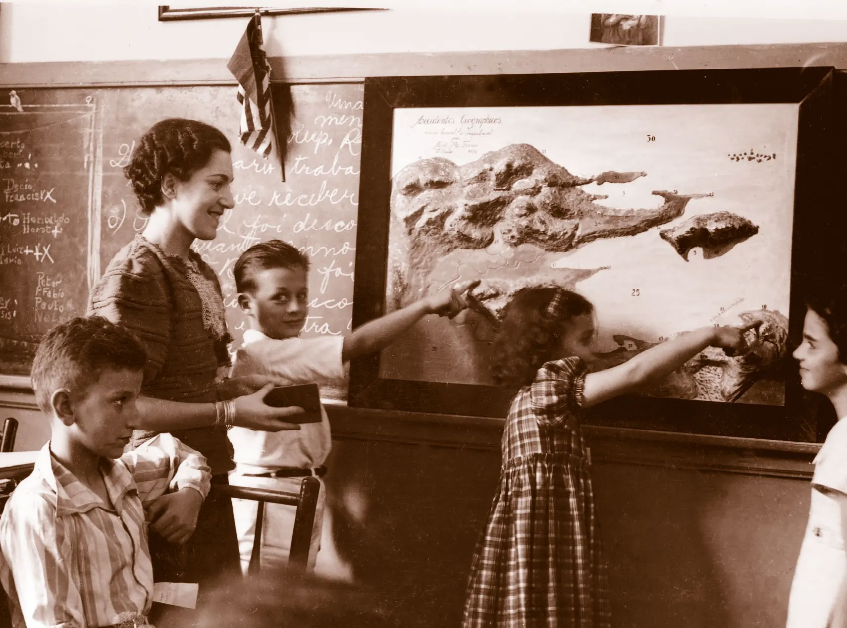 Alunos do Primário da Escola Americana em aula de Geografia. 1937