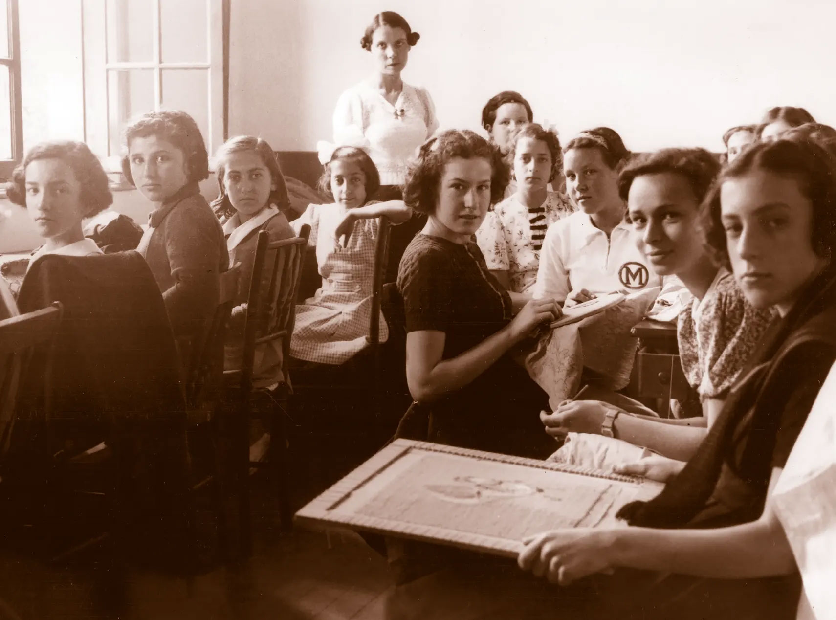 Alunas da Escola Americana em aula de costura. 1937