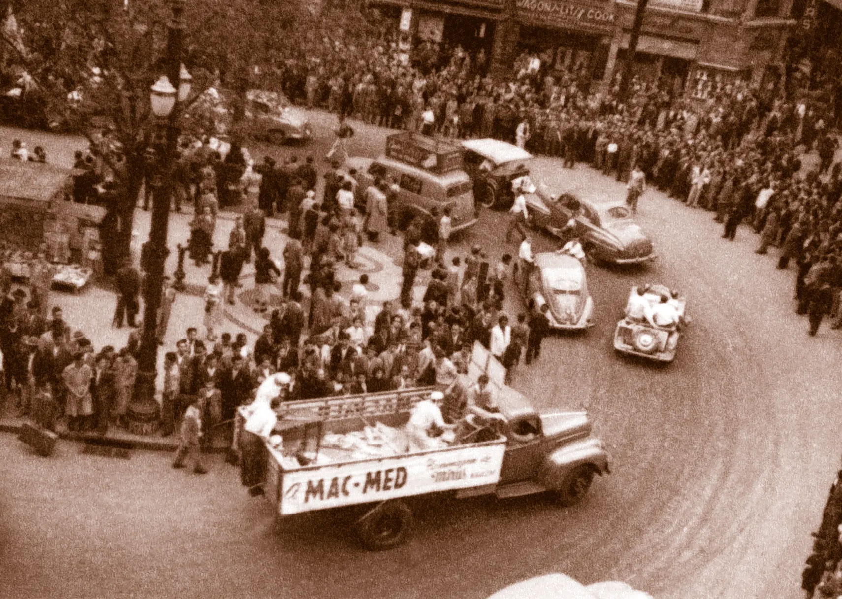 Passeata pelas ruas de São Paulo durante a competição esportiva MAC-MED, entre o Mackenzie a Faculdade de Medicina da Universidade de São Paulo. 1952