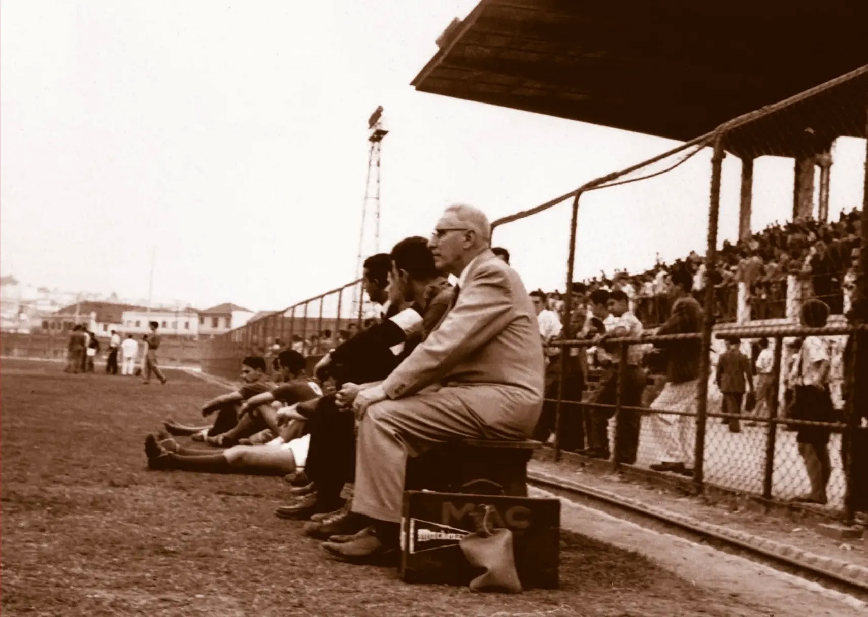 Vista parcial do campo de futebol e torcida durante a MAC-MED. 1952