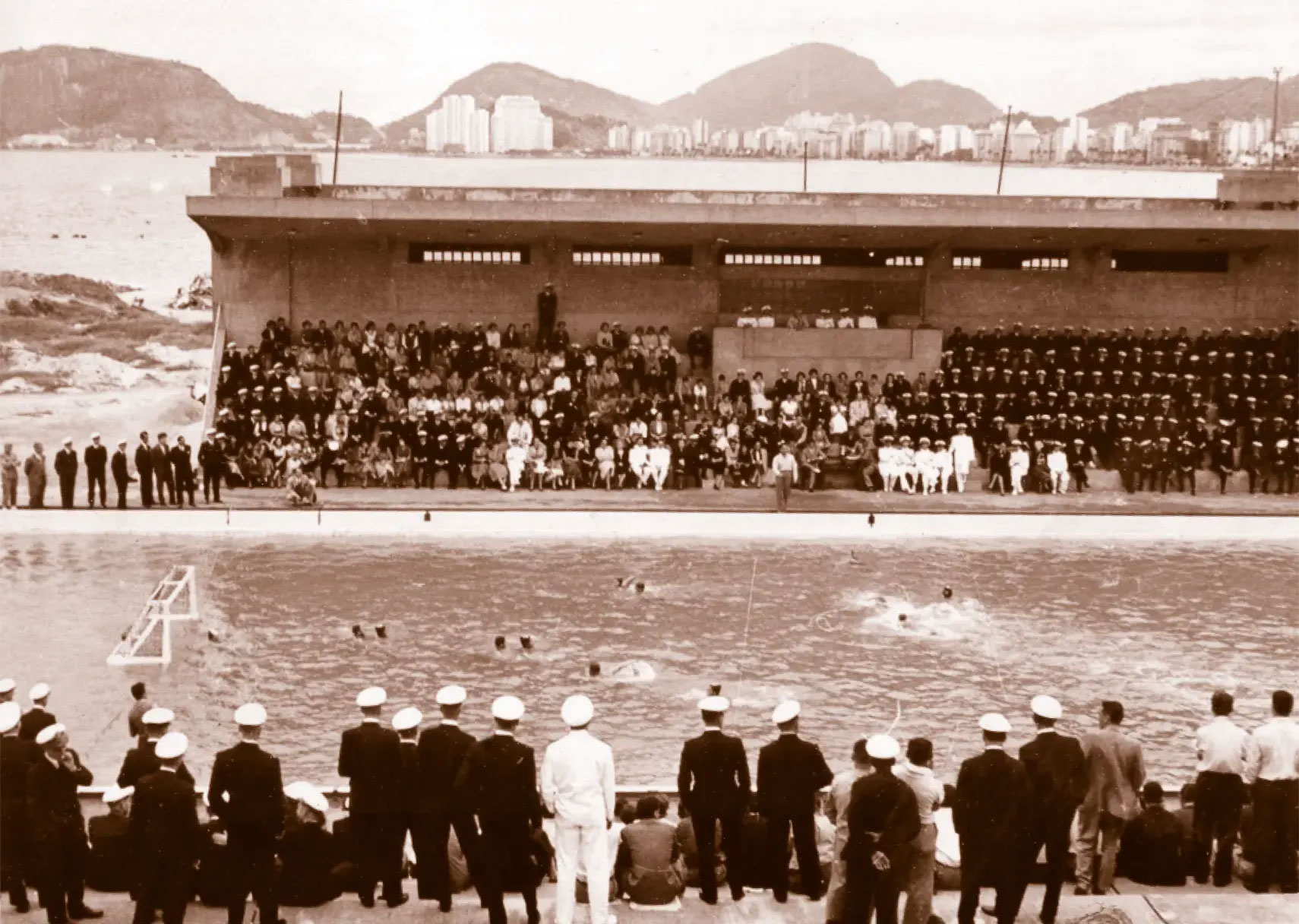 Vista de uma partida de polo aquático durante a competição esportiva MAC-NAV. 1952