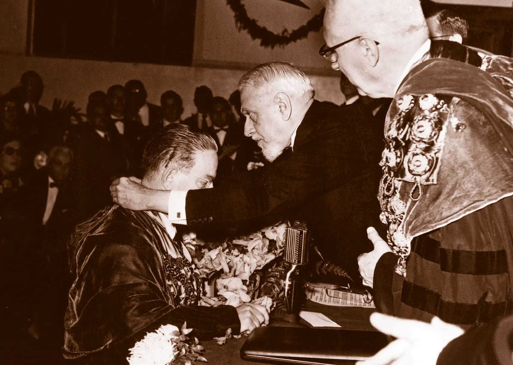 O prof. Henrique Pegado sendo investido, pelo Ministro da Educação Simões Filho, como primeiro Reitor da Universidade Mackenzie. 1952