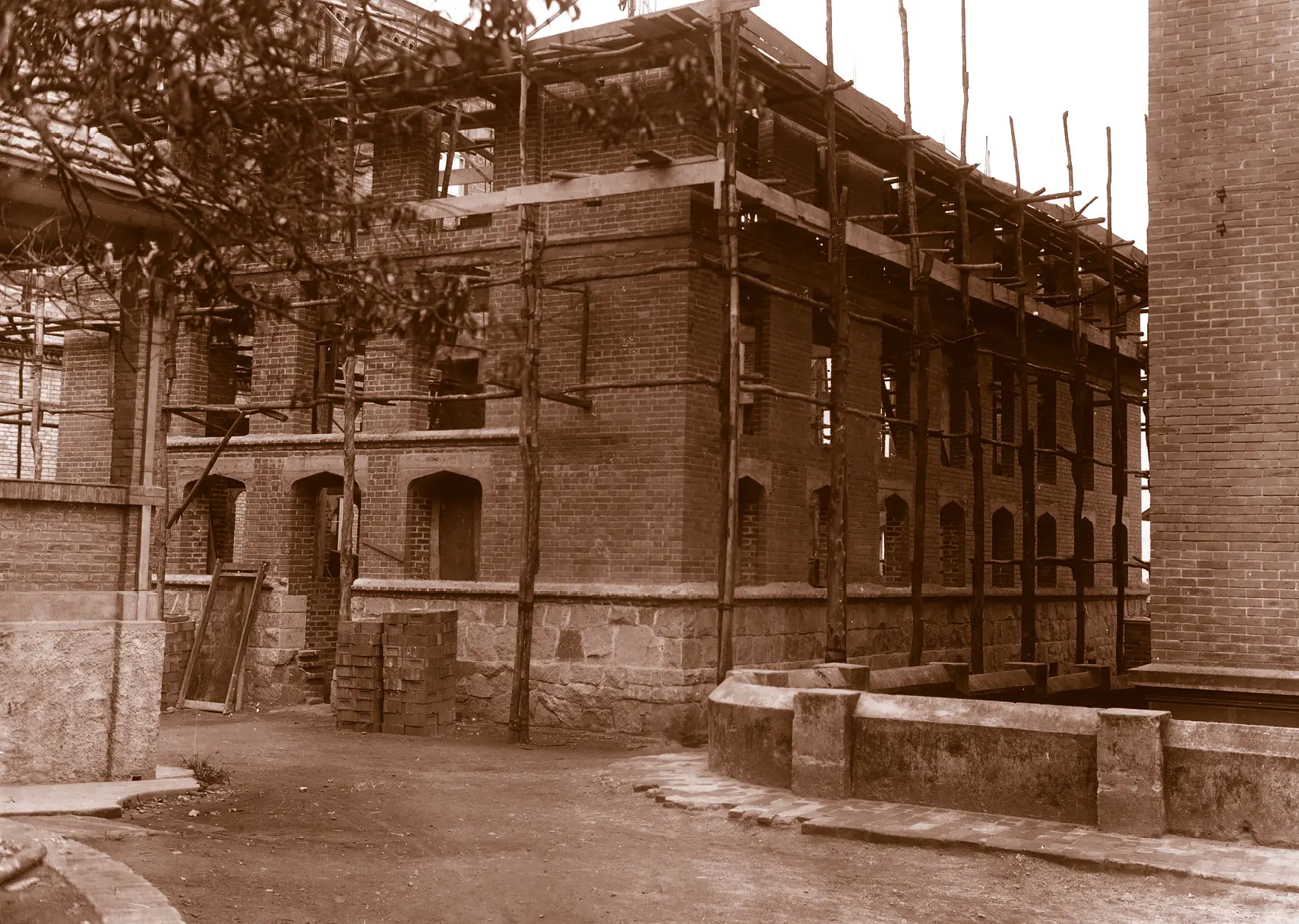 O Edifício George Alexander em construção. 1924