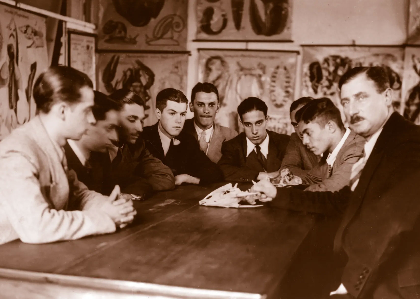 Alunos da Escola Americana em aula no laboratório de Biologia. 1937