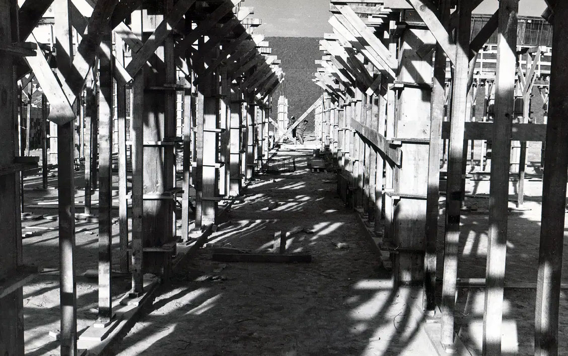 Estrutura do edifício do Colégio Presbiteriano Mackenzie Tamboré. Década de 1970