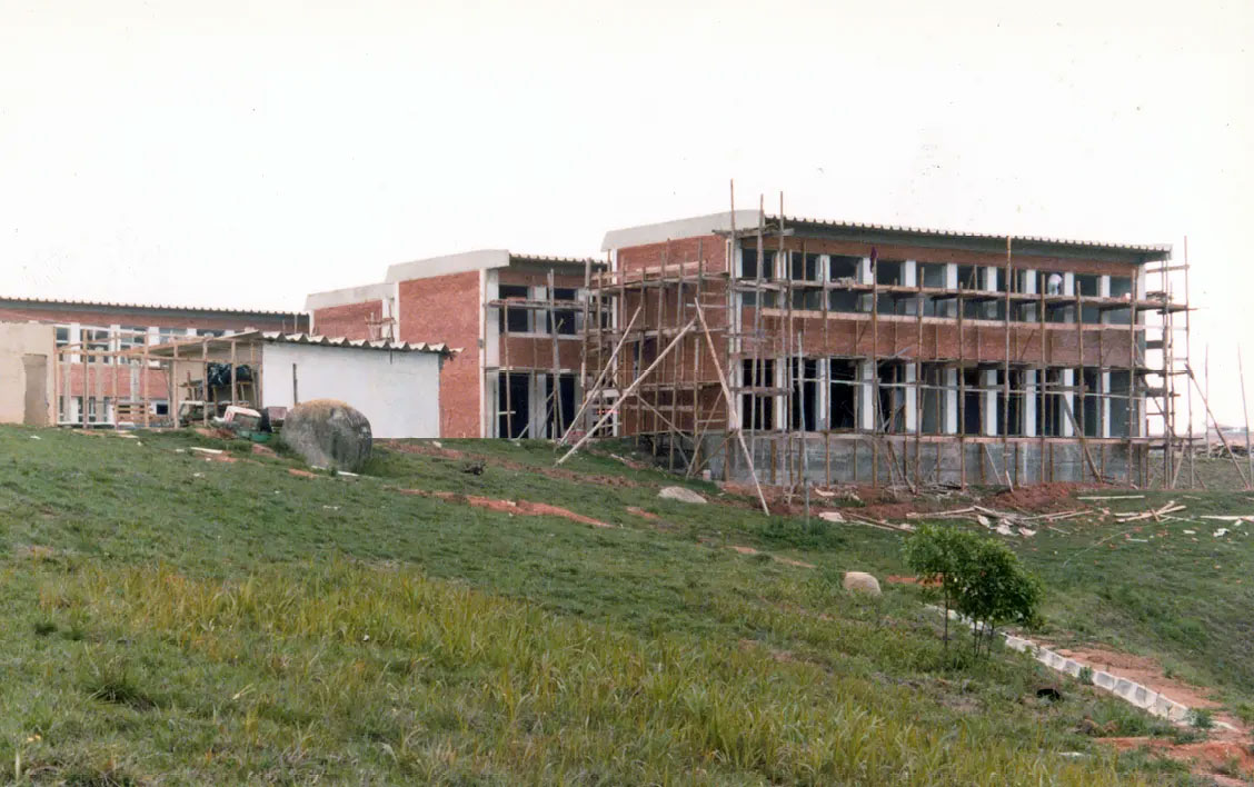 Estrutura do edifício do Colégio Presbiteriano Mackenzie Tamboré. Década de 1970