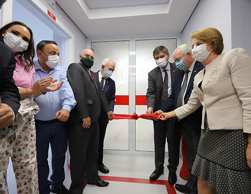 Autoridades mackenzistas na inauguração da ala de Queimados do HUEM