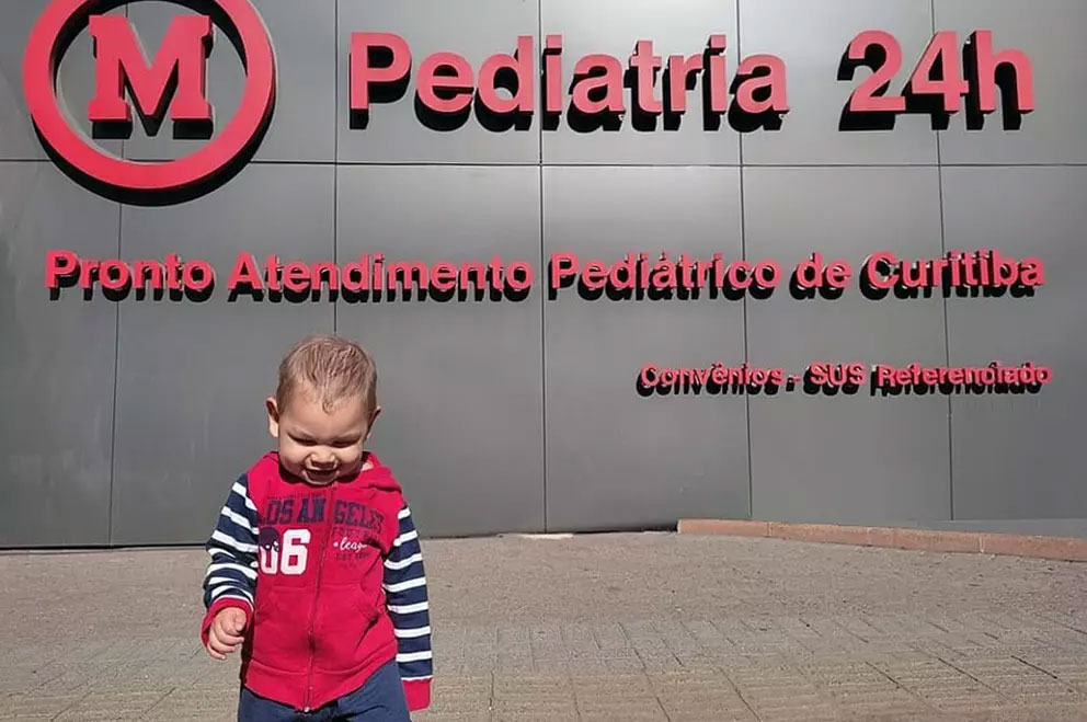 O garoto Bernardo em frente ao hospital