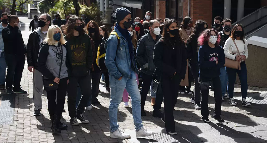 Grupo de alunos no pátio da UPM