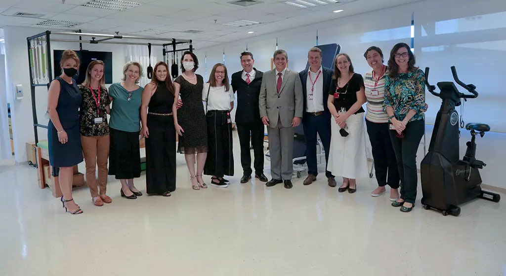 Autoridades do Mackenzie perfilados durante inauguração do centro de pesquisa e da clínica de fisioterapia