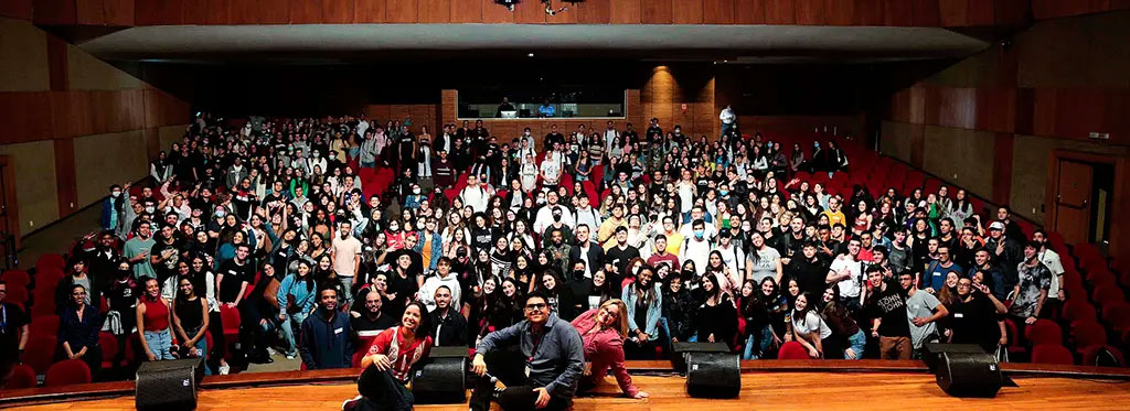 Calouros do Mackenzie reunidos no auditório da UPM