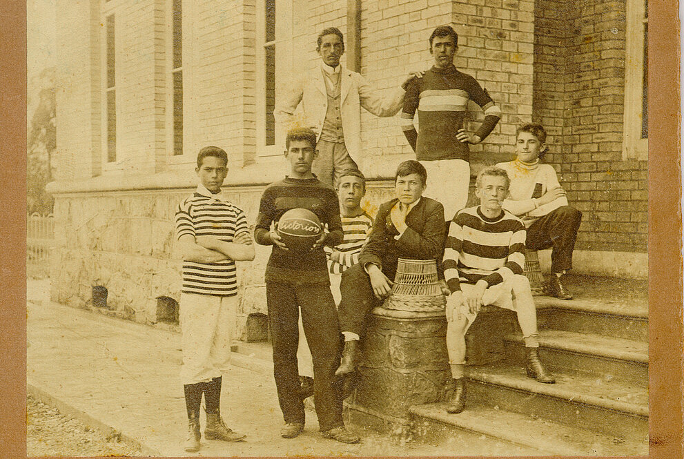 Foto com participantes do primeiro time de basquete do Mackenzie