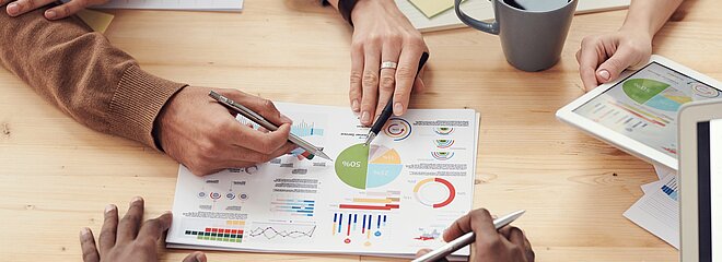 Papel com gráficos desenhados em cima de uma mesa