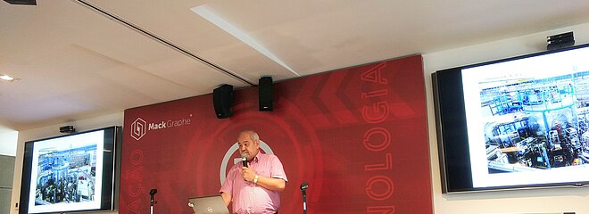 professor Vladimir Makhmutov no palco com microfone.
