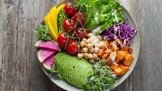 A imagem apresenta um prato de salada.
